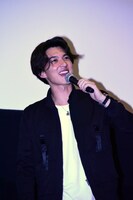 志田健三役の荒井敦史。