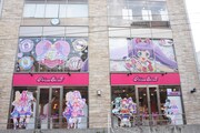 原宿AMO CAFE外観。1階は「プリティーシリーズ」オフィシャルショップのプリズムストーン原宿店。