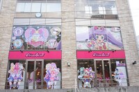 原宿AMO CAFE外観。1階は「プリティーシリーズ」オフィシャルショップのプリズムストーン原宿店。