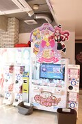 店内に設置されたカプセル機、クレーンゲーム機。