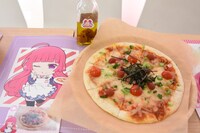 「レッドフラッシュピザ」。奥のレッドフラッシュ入りオリーブオイルをかけて食べるのがオススメということだ。