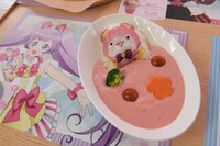 「じっくりコトコト煮込んだクマ」。ピンク色だが甘口ではないため、辛いものが苦手な人は注意しよう。