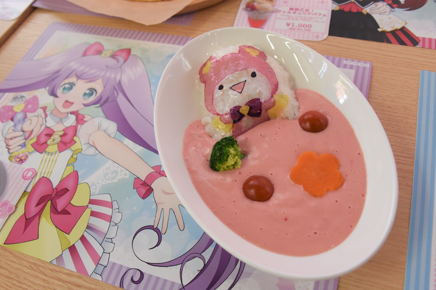 「じっくりコトコト煮込んだクマ」。ピンク色だが甘口ではないため、辛いものが苦手な人は注意しよう。
