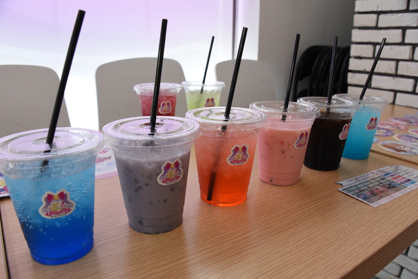 「レインボードリンク」。前列の6種が原宿AMO CAFEで提供されるもの。なお11月7日より大阪・心斎橋AMO CAFEで同時開催される「プリパラ」5周年記念コラボカフェでは、「レインボードリンク」のラインナップにらぁらママ、ファルル、大神田グロリアが加わる。