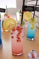 「リラックス～！癒しのいちごエード」。双子のドロシー＆レオナになぞらえ、ドリンクもお揃いに。