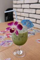 「クマの青汁カクテルっク～マッ▽」。青汁にミルクとグリーンアップルソースを加え、苦みや青臭さのないさわやかな味に仕上げられている。