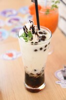 「5周年！イゴ、ヨロシク○●タピオカフェオレ」。黒いタピオカはもちろん碁石をイメージしている。