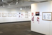 「～デビュー20周年記念～星野リリィの世界展『おとめ妖怪ざくろ』×『きぐるみ防衛隊』×『輪るピングドラム』」の様子。