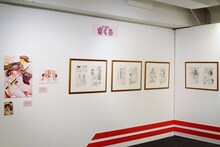 「～デビュー20周年記念～星野リリィの世界展『おとめ妖怪ざくろ』×『きぐるみ防衛隊』×『輪るピングドラム』」の様子。