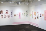 「～デビュー20周年記念～星野リリィの世界展『おとめ妖怪ざくろ』×『きぐるみ防衛隊』×『輪るピングドラム』」の様子。