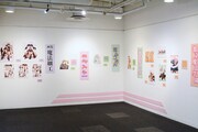 「～デビュー20周年記念～星野リリィの世界展『おとめ妖怪ざくろ』×『きぐるみ防衛隊』×『輪るピングドラム』」の様子。