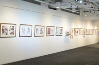 「～デビュー20周年記念～星野リリィの世界展『おとめ妖怪ざくろ』×『きぐるみ防衛隊』×『輪るピングドラム』」の様子。