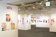 「～デビュー20周年記念～星野リリィの世界展『おとめ妖怪ざくろ』×『きぐるみ防衛隊』×『輪るピングドラム』」の様子。