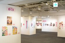 「～デビュー20周年記念～星野リリィの世界展『おとめ妖怪ざくろ』×『きぐるみ防衛隊』×『輪るピングドラム』」の様子。