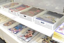 「～デビュー20周年記念～星野リリィの世界展『おとめ妖怪ざくろ』×『きぐるみ防衛隊』×『輪るピングドラム』」の物販コーナーより。