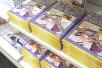 「～デビュー20周年記念～星野リリィの世界展『おとめ妖怪ざくろ』×『きぐるみ防衛隊』×『輪るピングドラム』」の物販コーナー。