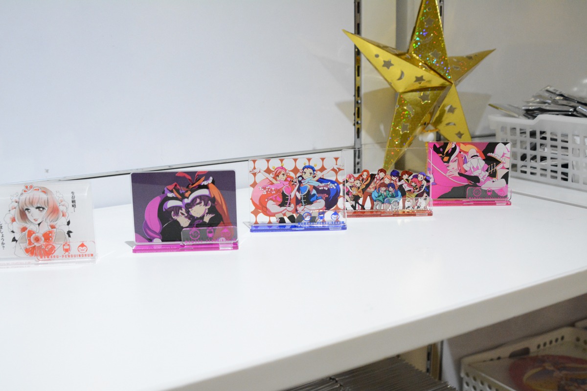 「～デビュー20周年記念～星野リリィの世界展『おとめ妖怪ざくろ』×『きぐるみ防衛隊』×『輪るピングドラム』」の物販コーナーより。