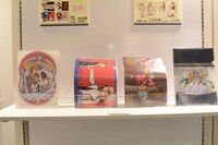 「～デビュー20周年記念～星野リリィの世界展『おとめ妖怪ざくろ』×『きぐるみ防衛隊』×『輪るピングドラム』」の物販コーナーより。