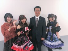 楽屋の様子。左から花井美春、鈴木愛奈、山口幸太郎市長、大森日雅。