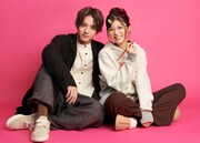 左から赤楚衛二扮する城戸理一、馬場ふみか扮する青井華。