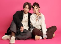 左から赤楚衛二扮する城戸理一、馬場ふみか扮する青井華。