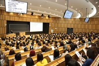 試験前の様子。(c)ジャンプスクエア／集英社