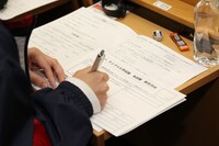 本試験を受ける参加者の様子。(c)ジャンプスクエア／集英社