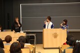 講演会の様子。左から服部雄二郎氏、置鮎龍太郎、甲斐田ゆき。