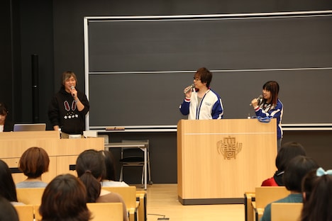 講演会の様子。左から服部雄二郎氏、置鮎龍太郎、甲斐田ゆき。