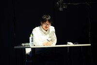 ライブドローイングを披露する沙村広明。