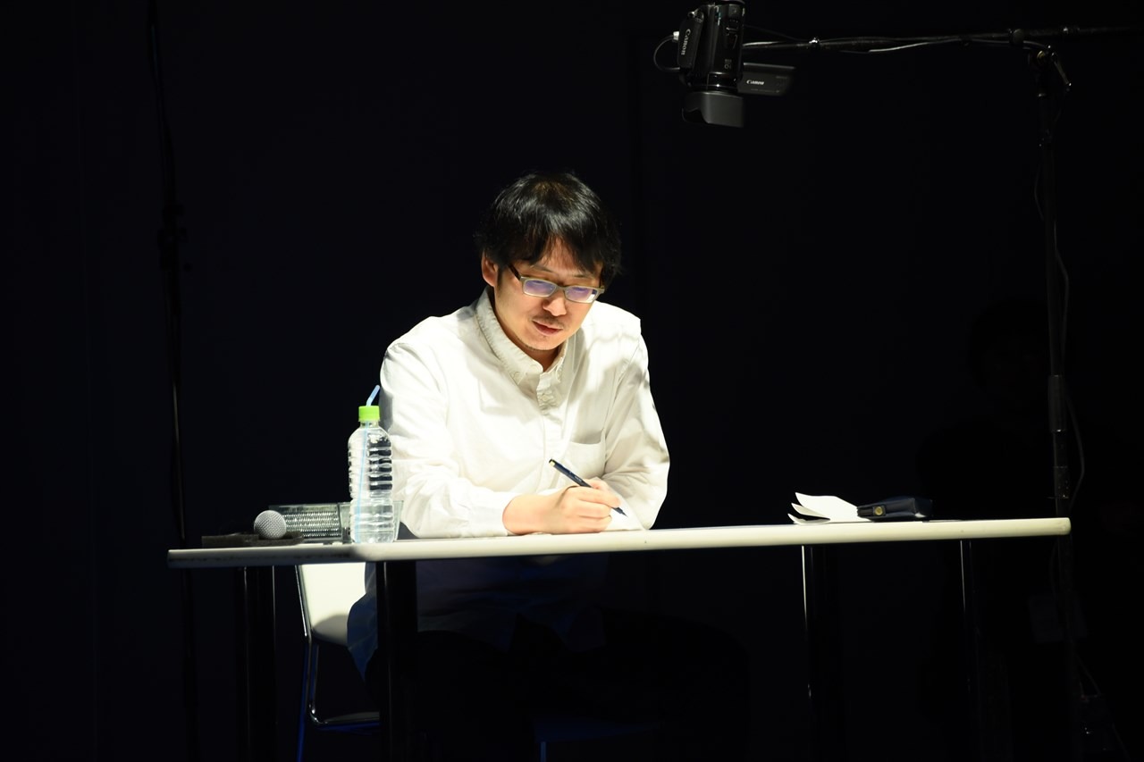 ライブドローイングを披露する沙村広明。