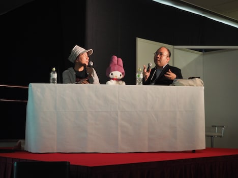 トークショーの様子。左から森脇真琴、石岡良治。