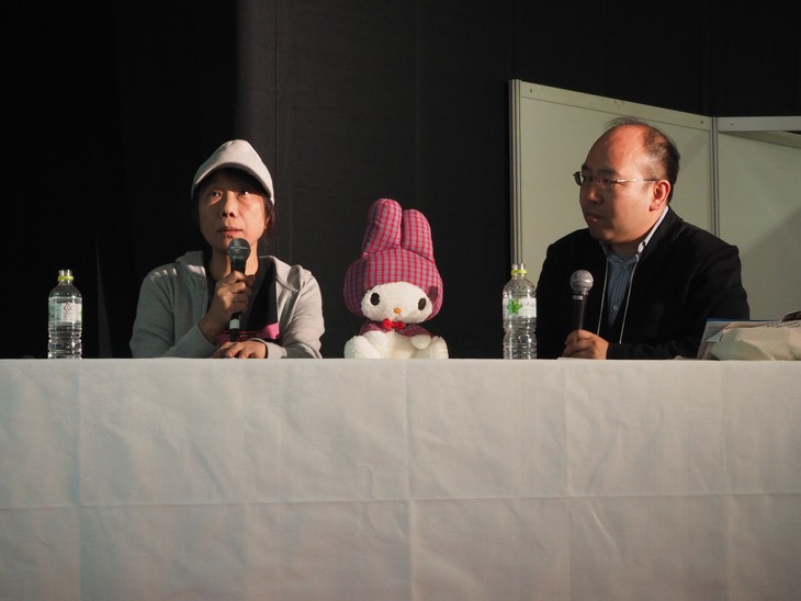 「第6回 新千歳空港国際アニメーション映画祭」でのトークショーの様子。左から森脇真琴、石岡良治。