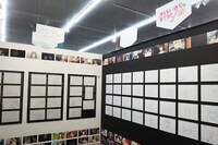 CloverWorksのコーナーより、「冴えない彼女の育てかた Fine」と「青春ブタ野郎」シリーズの展示。(c)2019 丸戸史明・深崎暮人・KADOKAWA ファンタジア文庫刊/映画も冴えない製作委員会 (c)2018 鴨志田一／ＫＡＤＯＫＡＷＡ アスキー・メディアワークス／青ブタProject