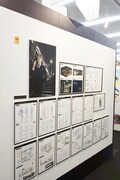 GRIZZLYのコーナーより、「囀る鳥は羽ばたかない The clouds gather」の展示。(c)ヨネダコウ・大洋図書／「囀る鳥は羽ばたかない」製作委員会