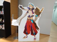 1階に展示されている等身大スタンディ。