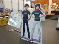 1階に展示されている等身大スタンディ。