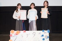 左から伊藤美来、宮本侑芽、安済知佳。