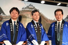 「火の鳥“道後温泉編”」第2弾制作発表会の様子。左からポニーキャニオン代表取締役社長・吉村隆氏、板尾創路、愛媛県松山市長・野志克仁氏。