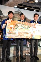 左からポニーキャニオン代表取締役社長・吉村隆氏、板尾創路、愛媛県松山市長・野志克仁氏。