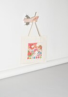 ウィスット・ポンニミットの描き下ろしイラストをあしらったバッグ。