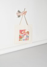 ウィスット・ポンニミットの描き下ろしイラストをあしらったバッグ。