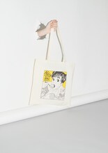 江口寿史の描き下ろしイラストをあしらったバッグ。