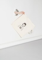 groovisionsの描き下ろしイラストをあしらったバッグ。