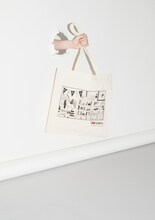 渋谷直角の描き下ろしイラストをあしらったバッグ。