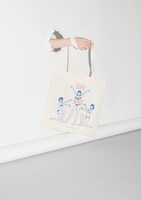 白根ゆたんぽの描き下ろしイラストをあしらったバッグ。