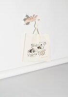 タナカカツキの描き下ろしイラストをあしらったバッグ。