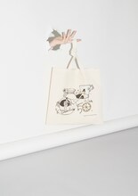 タナカカツキの描き下ろしイラストをあしらったバッグ。