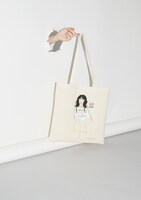 たなかみさきの描き下ろしイラストをあしらったバッグ。