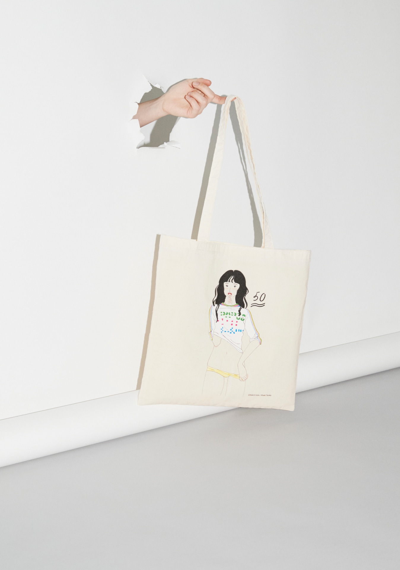 たなかみさきの描き下ろしイラストをあしらったバッグ。